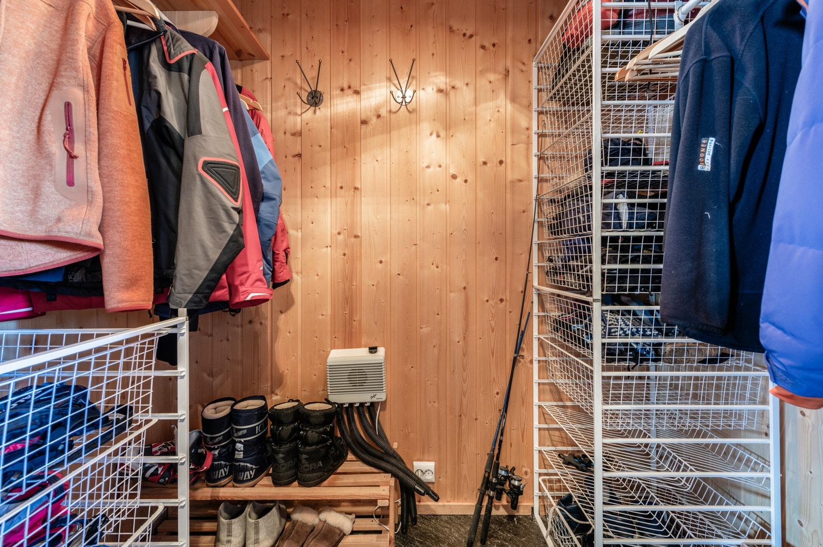 Stor og romslig garderobe i forbindelse med innganspartiet Galleribilde