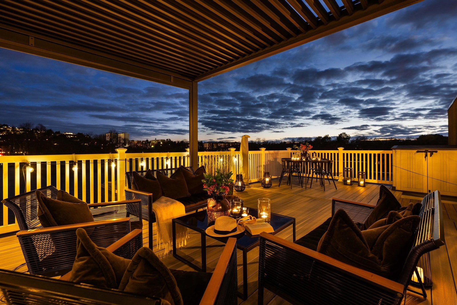 Lun og nydelig takterrasse med flott terrassedekke og solid pergola. God plass til store møbelgrupper. Galleribilde