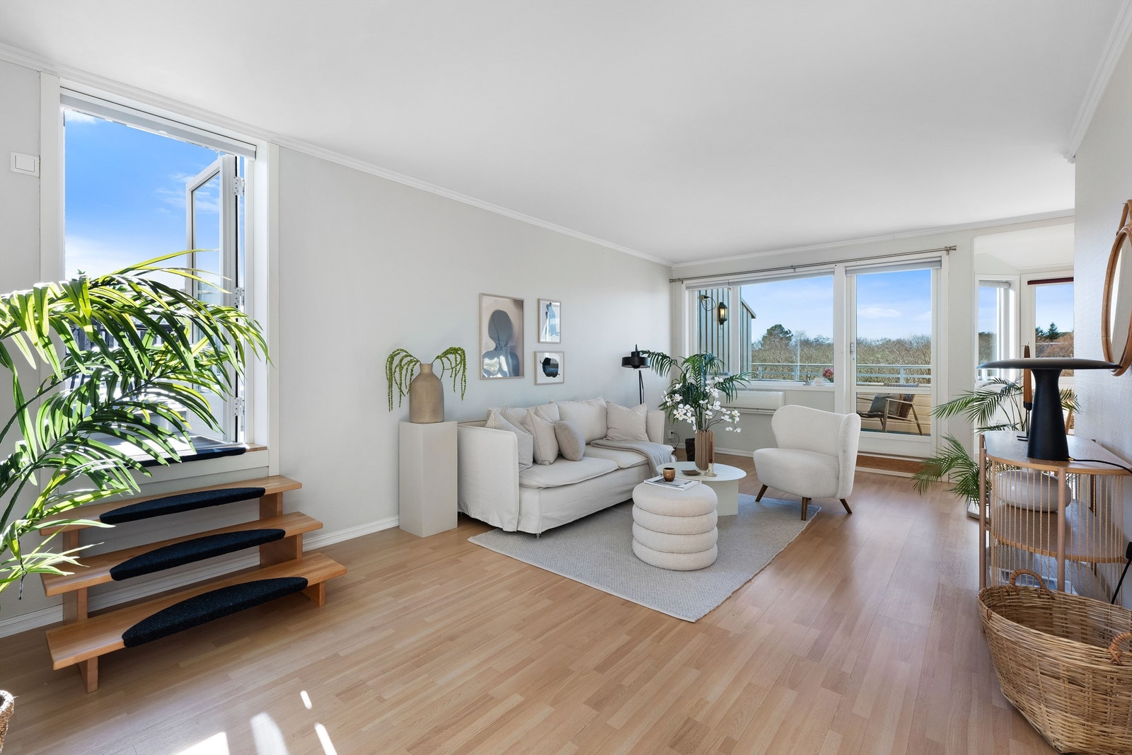 Fra stuen er det utgang til leilighetens private takterrasse samt altan i vest. Galleribilde