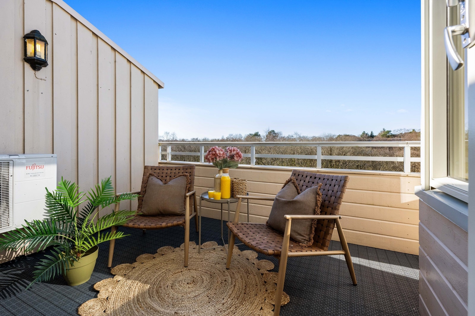 Vestvendt lun altan, skjermet for innsyn og med flott utsikt. Her er sol til sent på kveld. Galleribilde