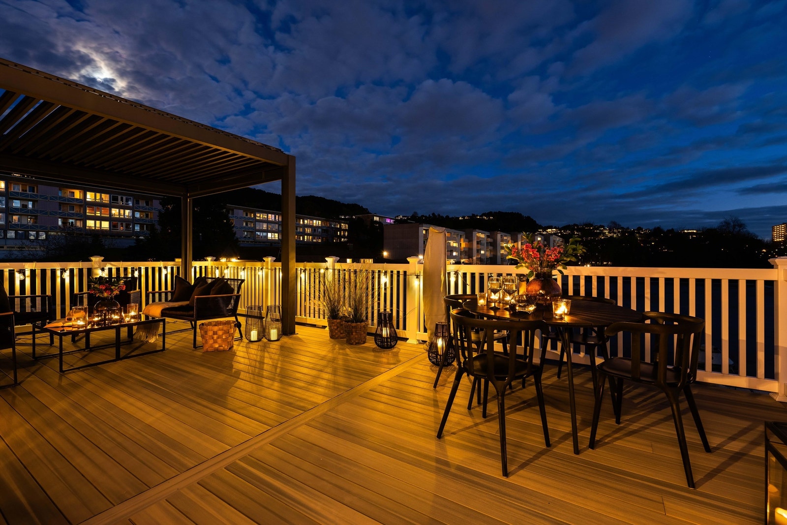 Pergolaen har vegger som kan trekkes ned for lun skjerming. Galleribilde