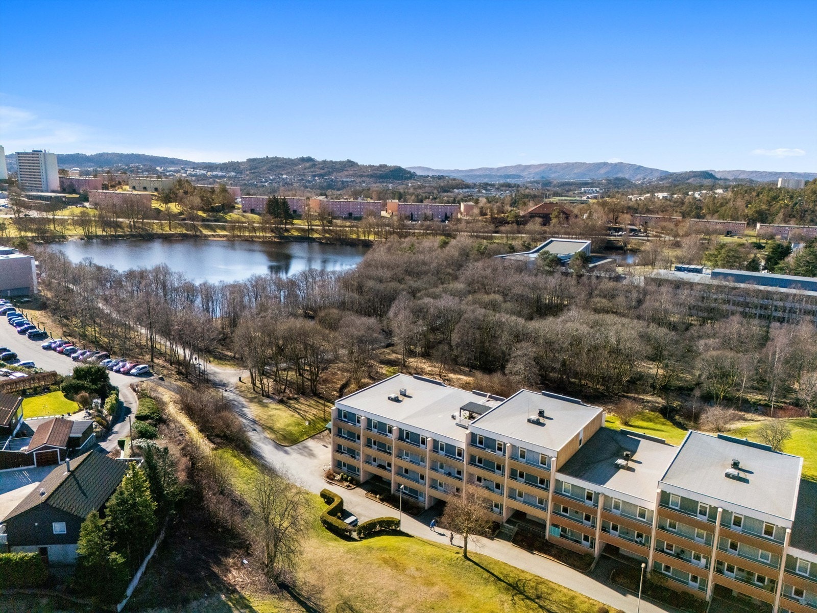 Leiligheten ligger i enden av borettslaget like ved Ortuvannet. Galleribilde