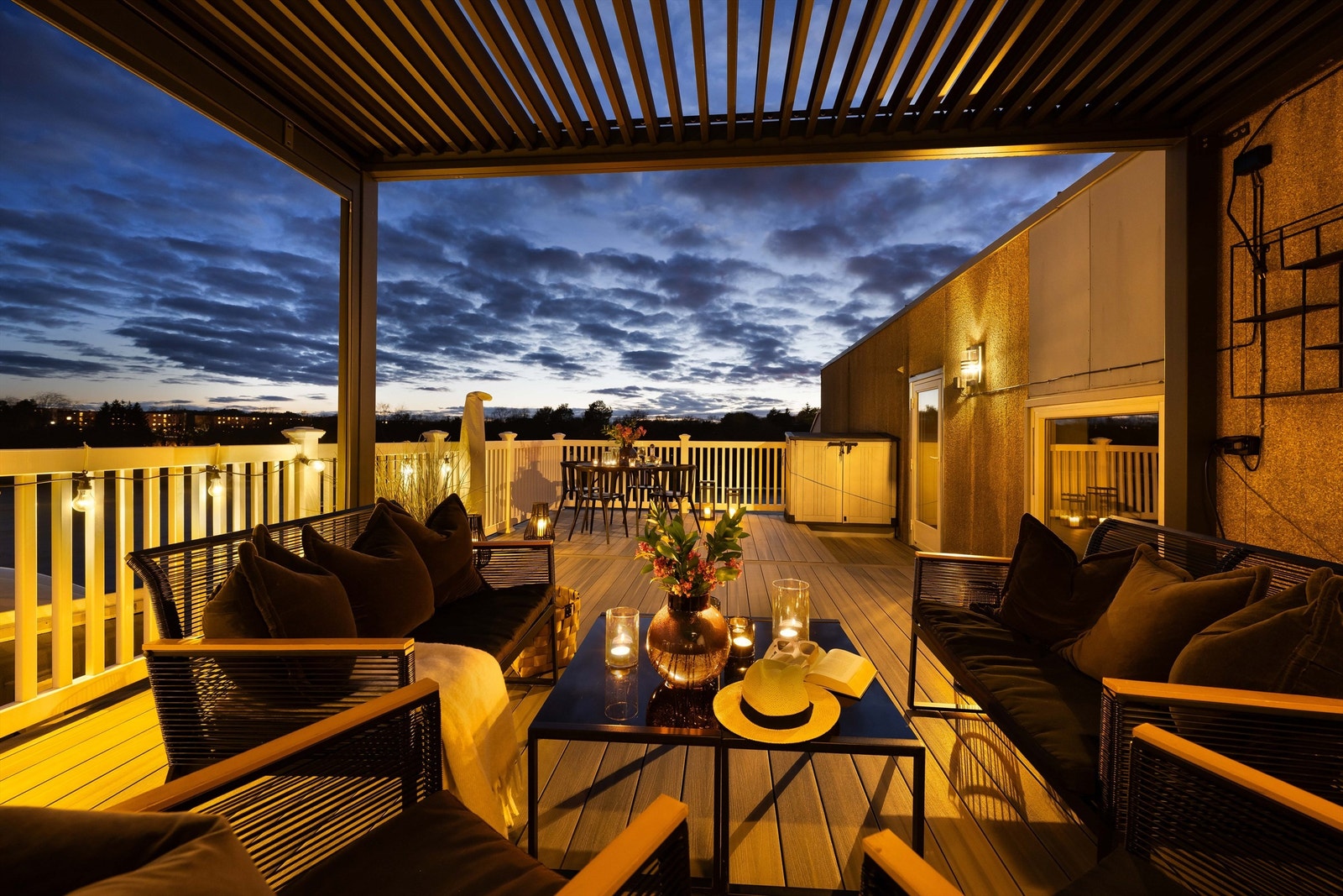 Den nydelige takterrassen kan nytes både dag og kveld. Galleribilde