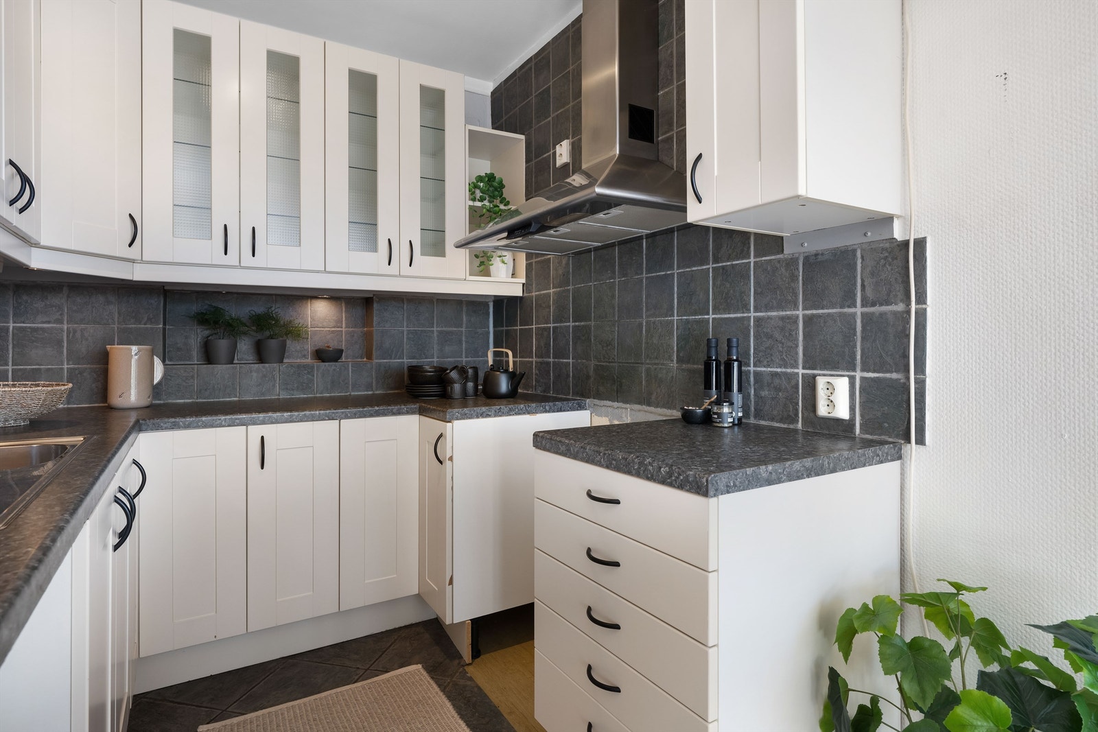 Praktisk kjøkken i lyse farger. Galleribilde