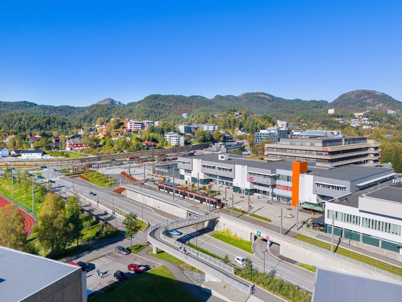 Leiligheten ligger i svært kort gangavstand til Oasen som byr på en rekke fasiliteter. Her finner man også gode bussforbindelser samt bybanestopp. Galleribilde