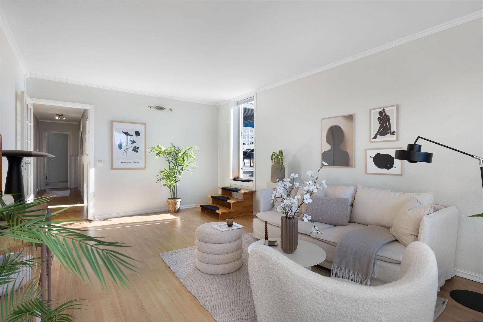 Stuen er romslig, har lyse vegger og fin plass til stuemøbler. Galleribilde