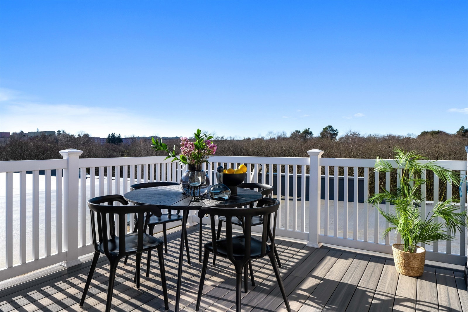 Leiligheten ligger like inntil Ortuvannet og naturskjønne grønne omgivelser. Galleribilde