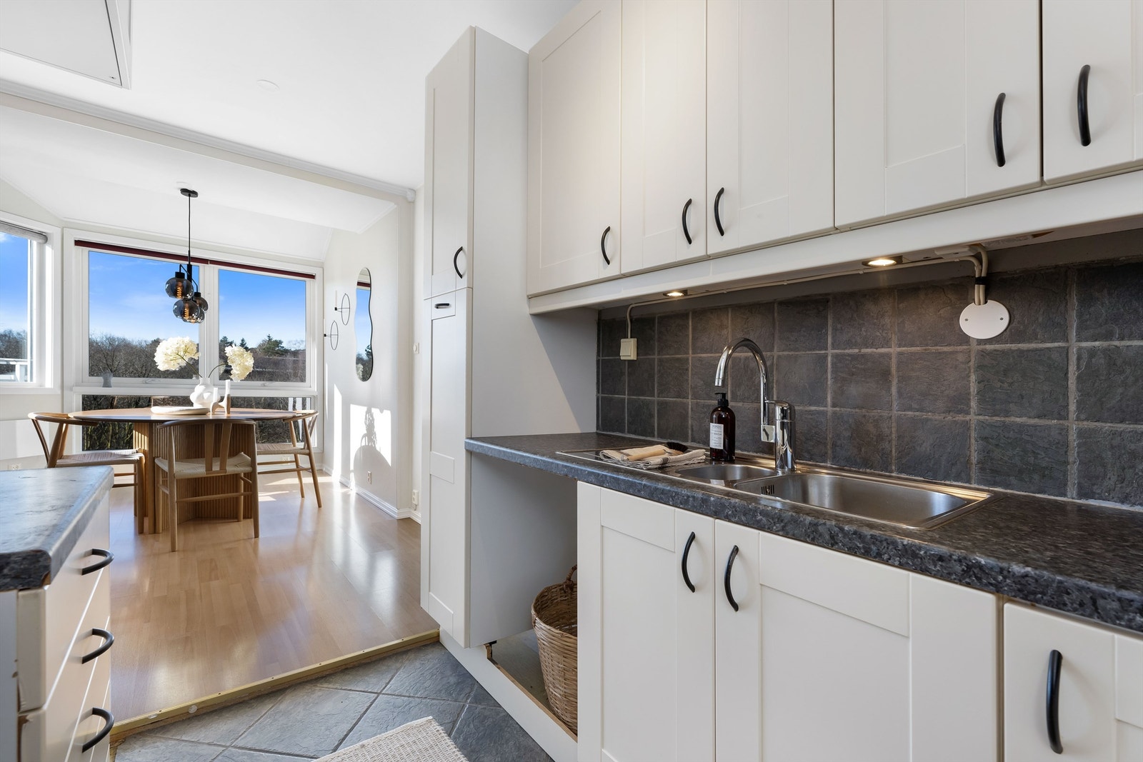 Fra kjøkken mot spisestue. Galleribilde