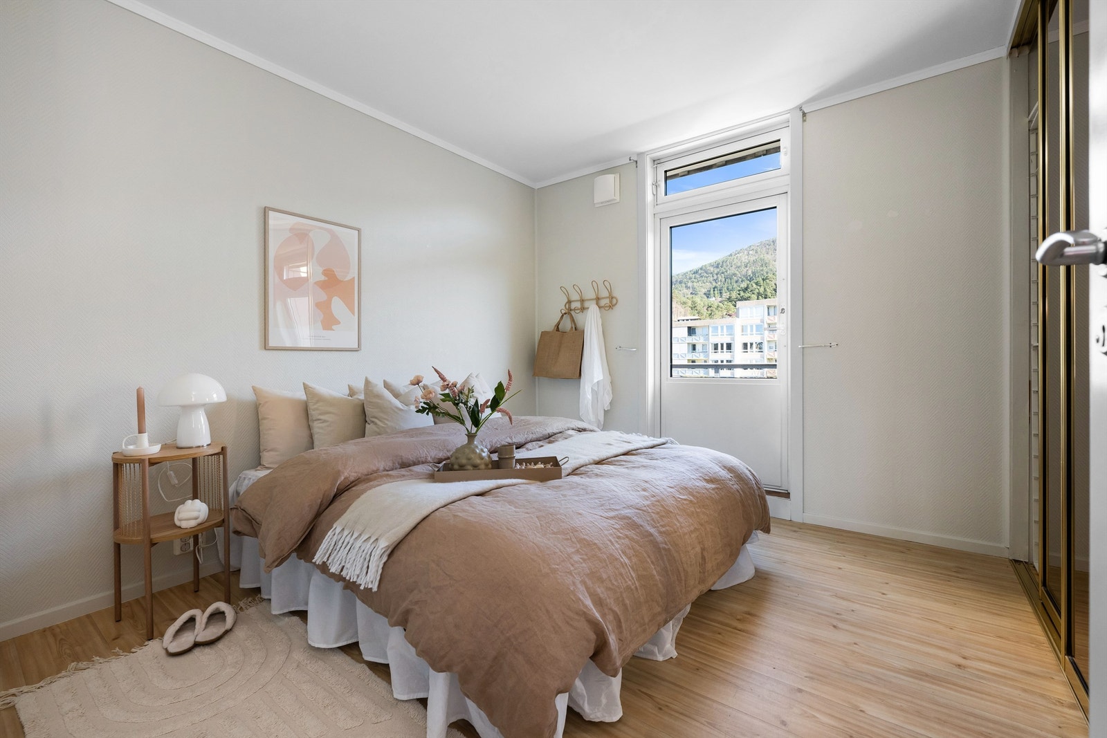 Hovedsoverommet har skyvedørsgarderobe og utgang til østvendt altan med morgensol. Galleribilde