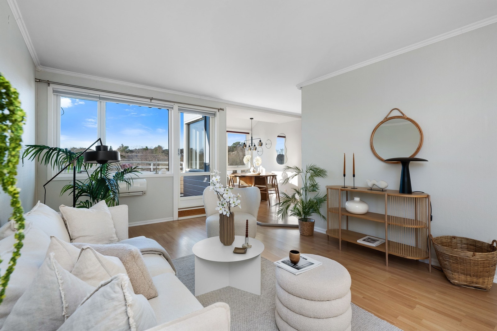 Stuen er naturlig inndelt i soner med karnapp for spisebordområde og kjøkkendel bak vegg. Galleribilde