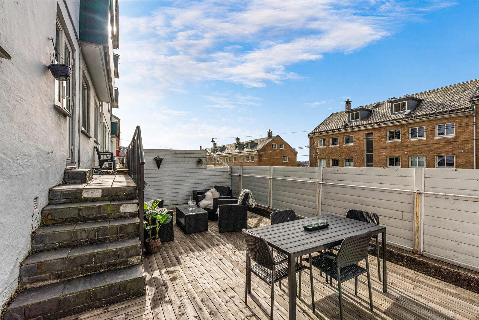 - Med utgang fra stuen kommer du til en koselig markterrasse - Galleribilde