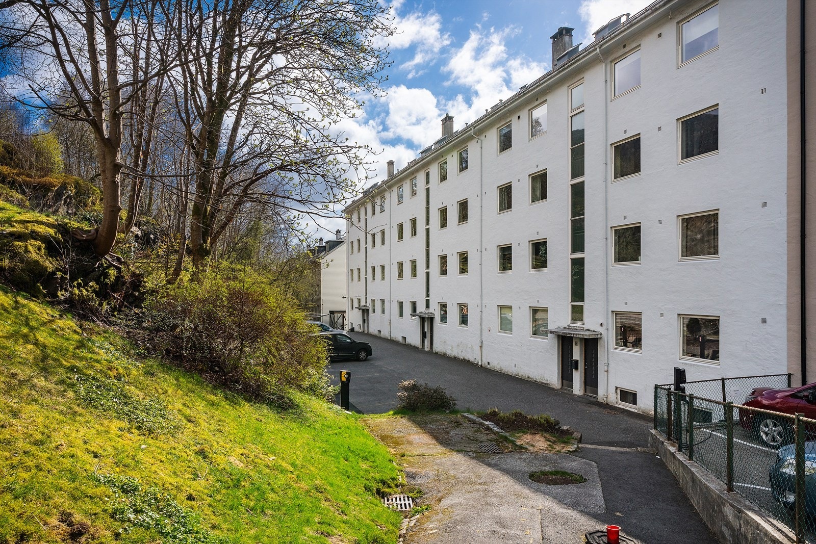 - Det er felles parkeringsplass utenfor hovedinngangen til bygget. Maks en bil pr. leilighet. Man får ett privat parkeringskort samt ett privat gjestekort - Galleribilde