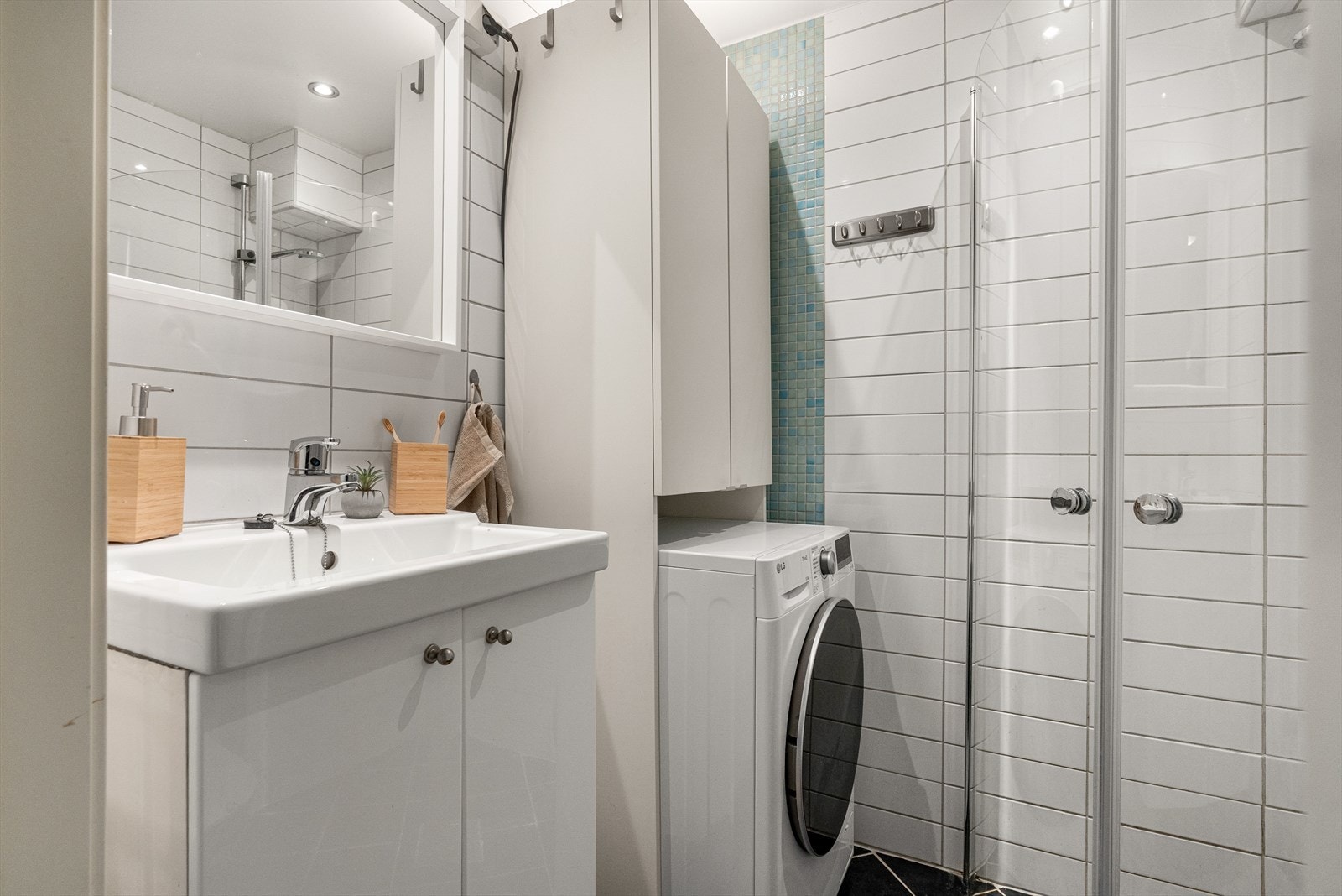 - Badet er utstyrt med opplegg for vaskemaskin og varmekabler i gulvet - Galleribilde