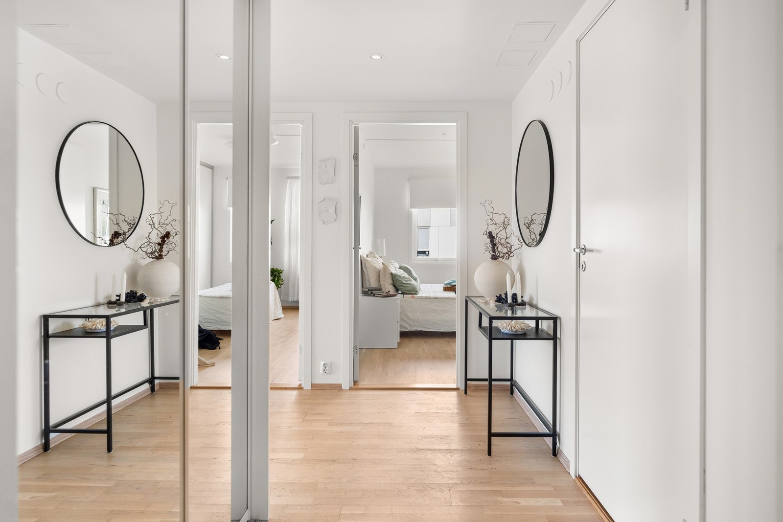 Velkommen inn - Entréen har godt med oppbevaringsplass i garderobeskapet, og herifra er det tilgang til alle rommene i boligen Galleribilde