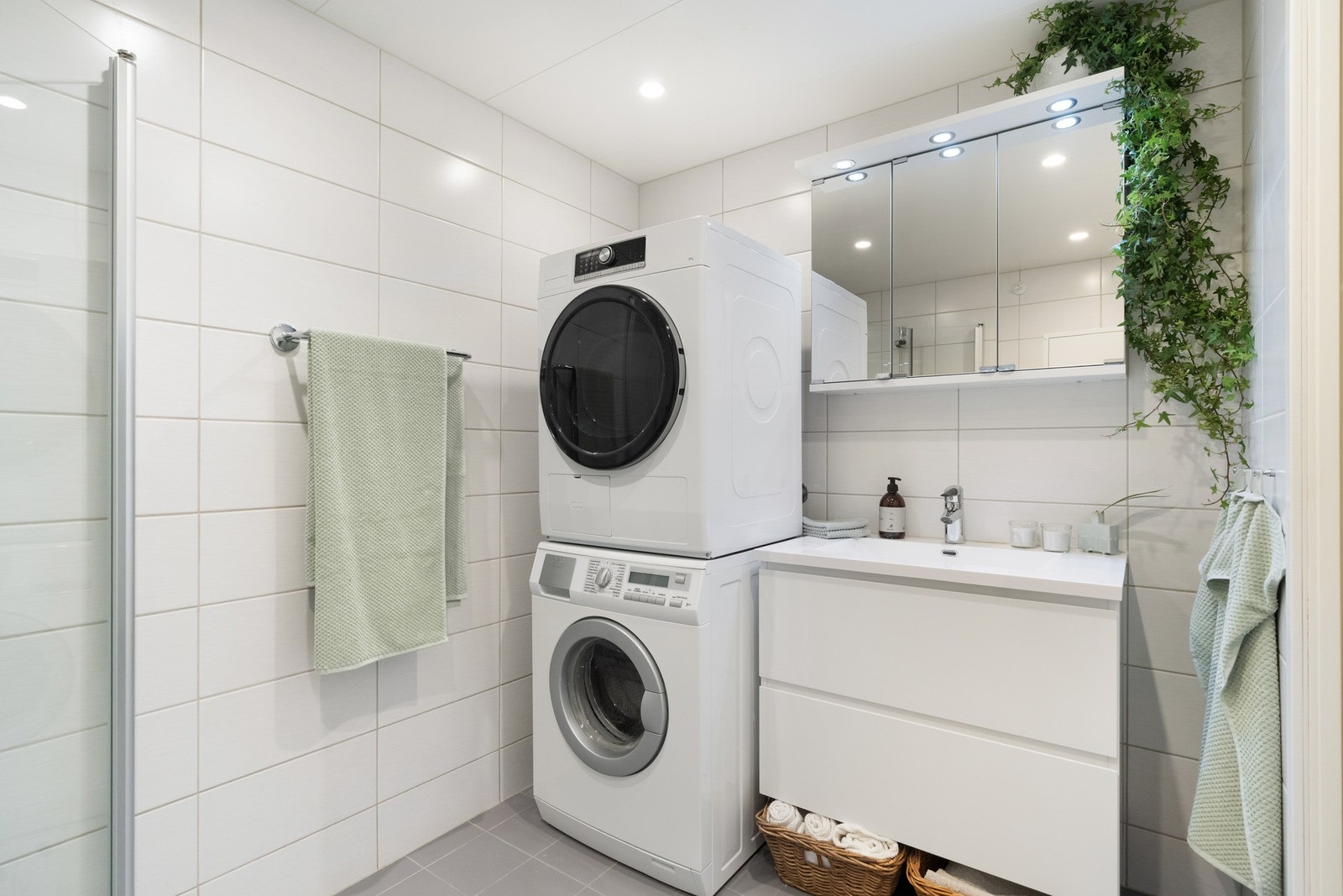 Badet inneholder servant, dusjnisje, sisterne med vegghengt klosett, samt opplegg for vaskemaskin. Galleribilde