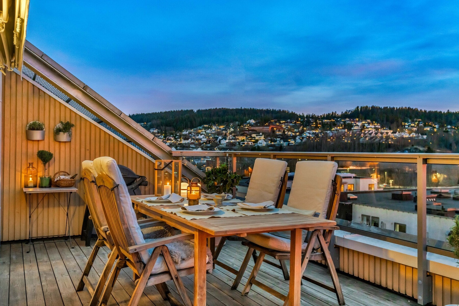 På balkongen kan du invitere venner og familie på grilling, både elektrisk- og gassgrill er tillatt i borettslaget. Galleribilde