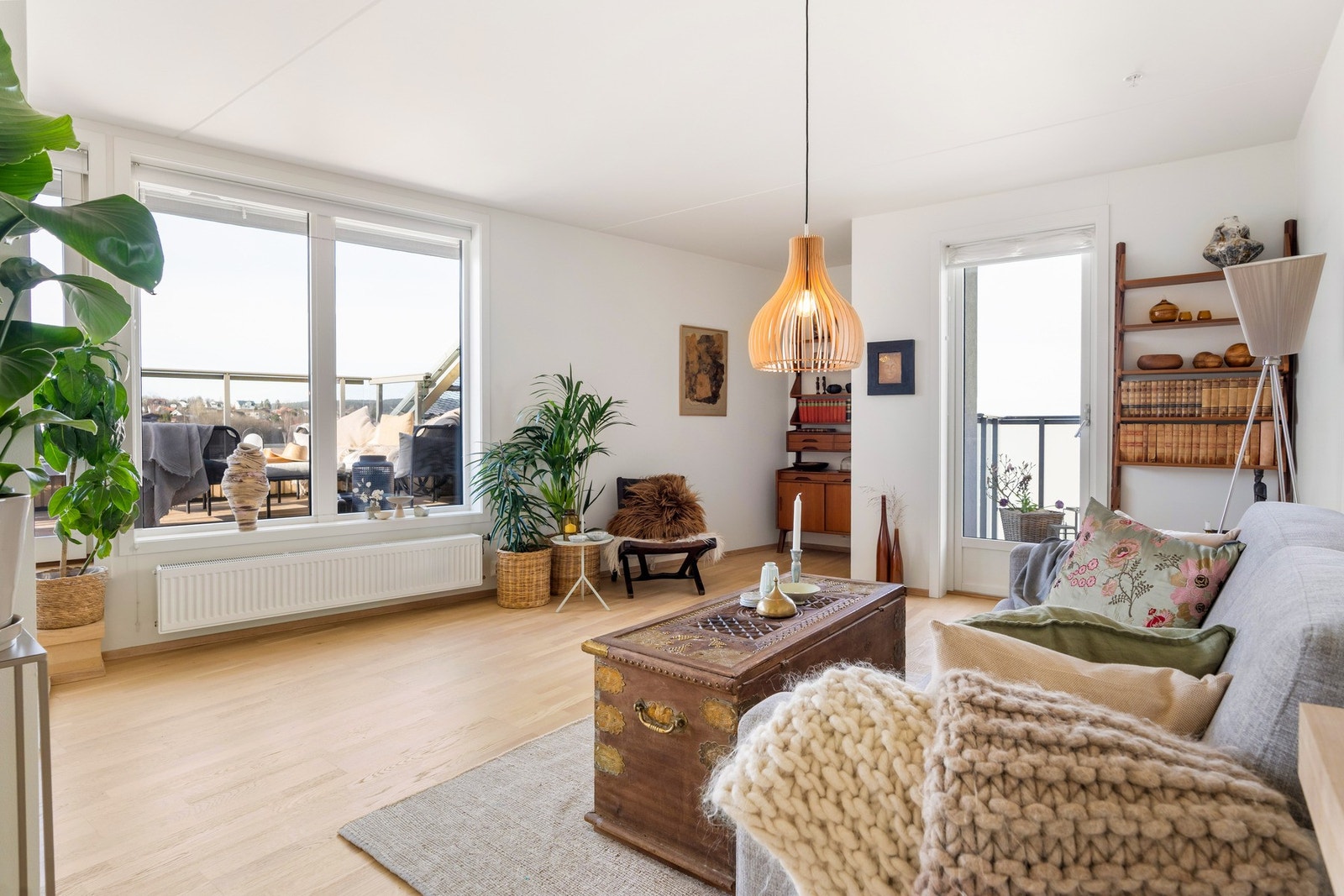 Fra oppholdsrommet har du utgang til to balkonger. Galleribilde