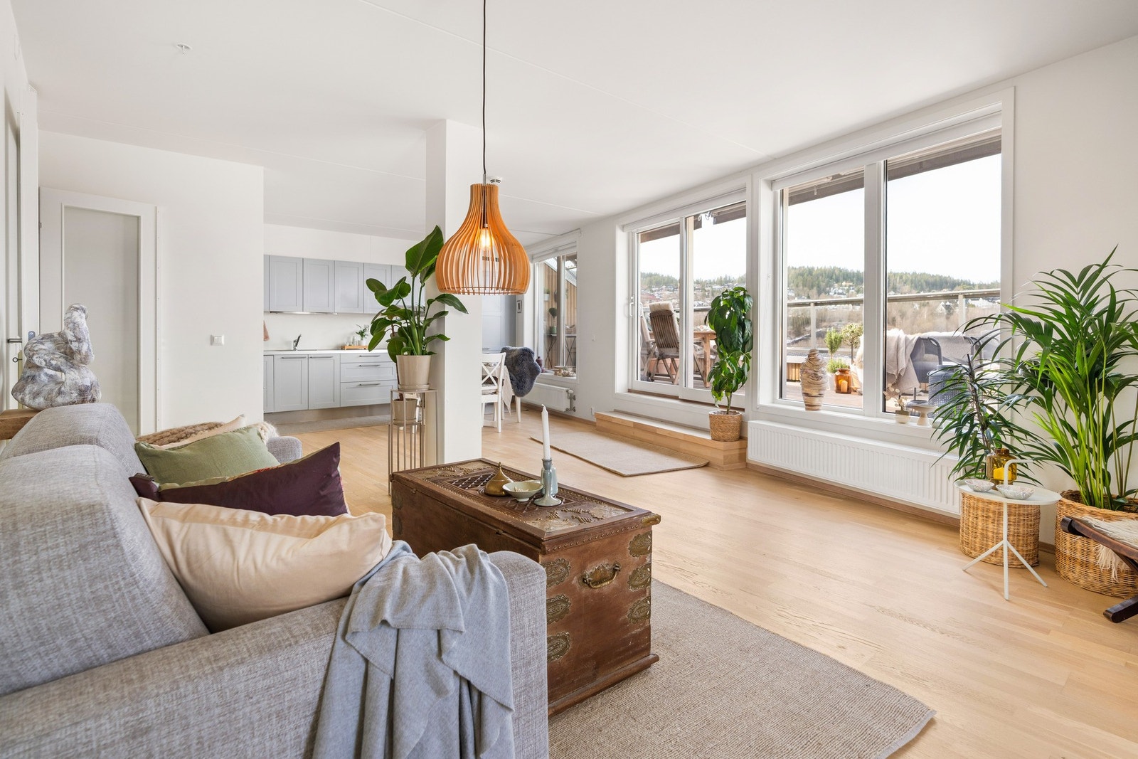 Leiligheten varmes opp med fjernvarme koblet til radiatorer. Galleribilde