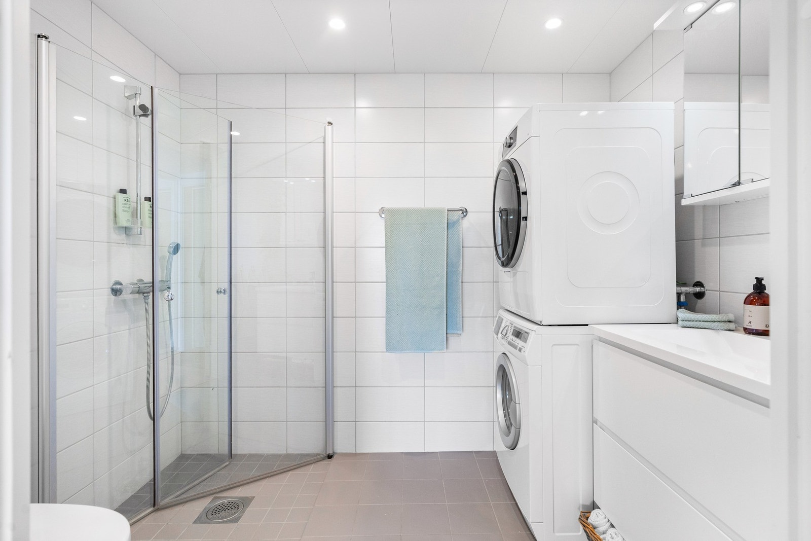 Badet er helfliset med varme i gulvet, downlights fra himling og opplegg for vaskemaskin. Galleribilde