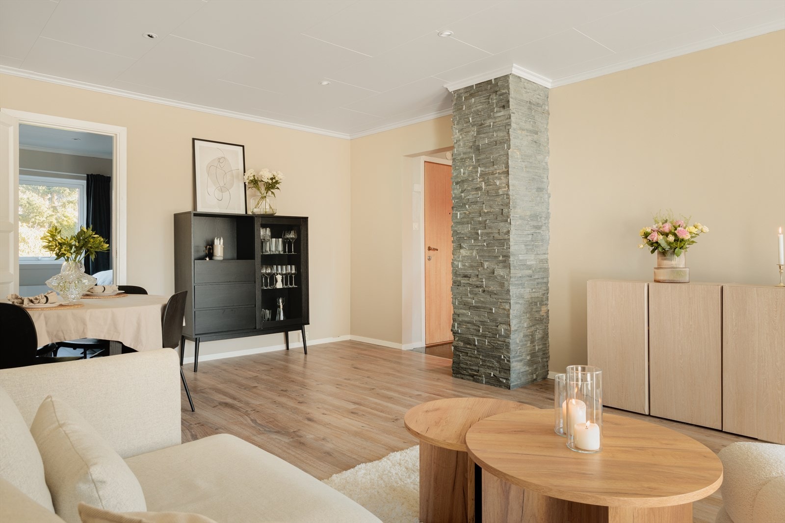 Vi tar turen inn til den innbydende stuen på 24,4 kvm. Galleribilde