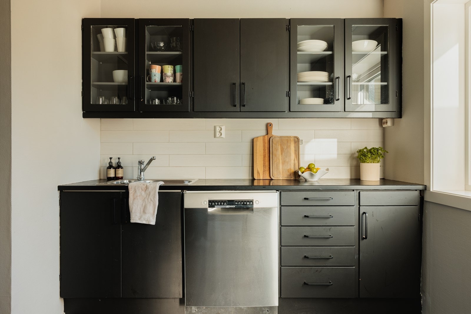 Av frittstående hvitevarer inneholder kjøkkenet komfyr med keramisk platetopp fra Bosch, oppvaskmaskin fra Bosch og kjøleskap med frysedel fra Gorenje. Galleribilde