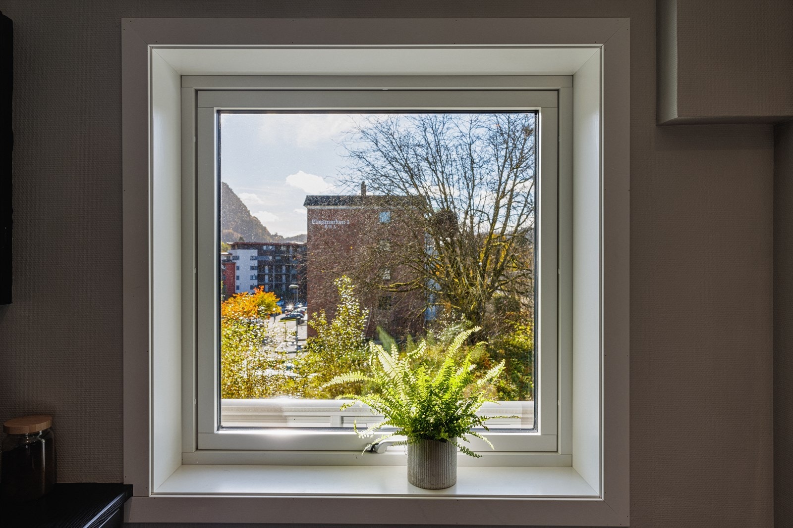 Kjøkkeninnredningen er levert av HTH. Innredningen består av slette fronter, benkeplate med fliser (m/kontaktplast) og nedfelt stålvask. Galleribilde