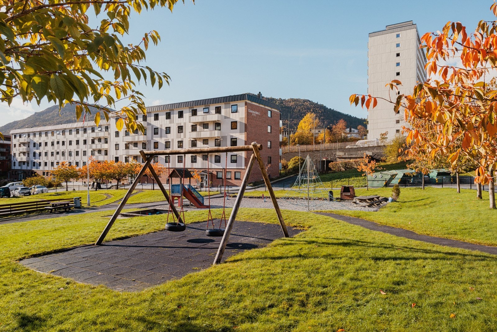 Borettslaget har en stor, felles parkeringsplass med "førstemann-til-mølla"- prinsippet. Galleribilde