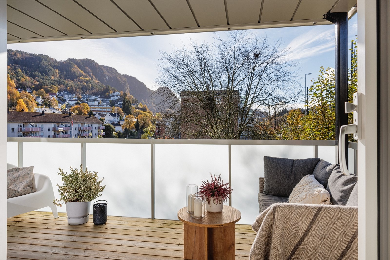 Det er overbygget med spotter som gjør det koselig å sitte her, også når solen har gått ned. Galleribilde