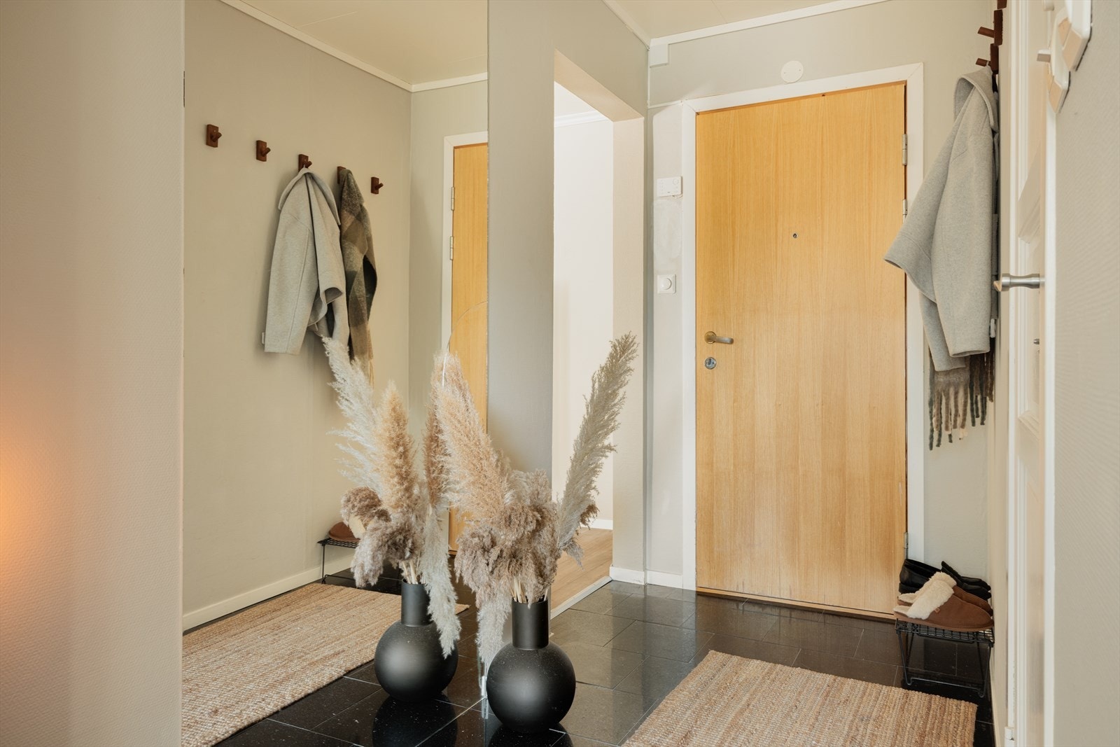 Velkommen inn! Det første du møter er en entré som måles til 3,8 kvm. Galleribilde