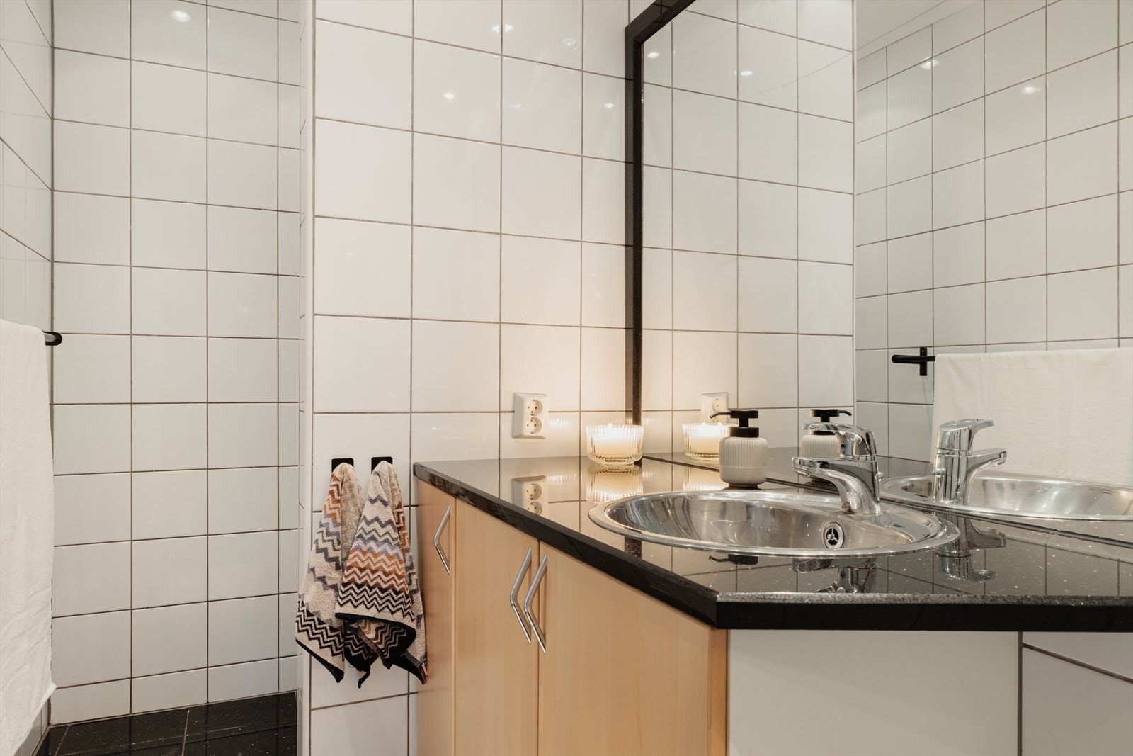 Badet har en størrelse på 3,5 kvm, og er ifølge tidligere salgsoppgave pusset opp i 2000. Galleribilde