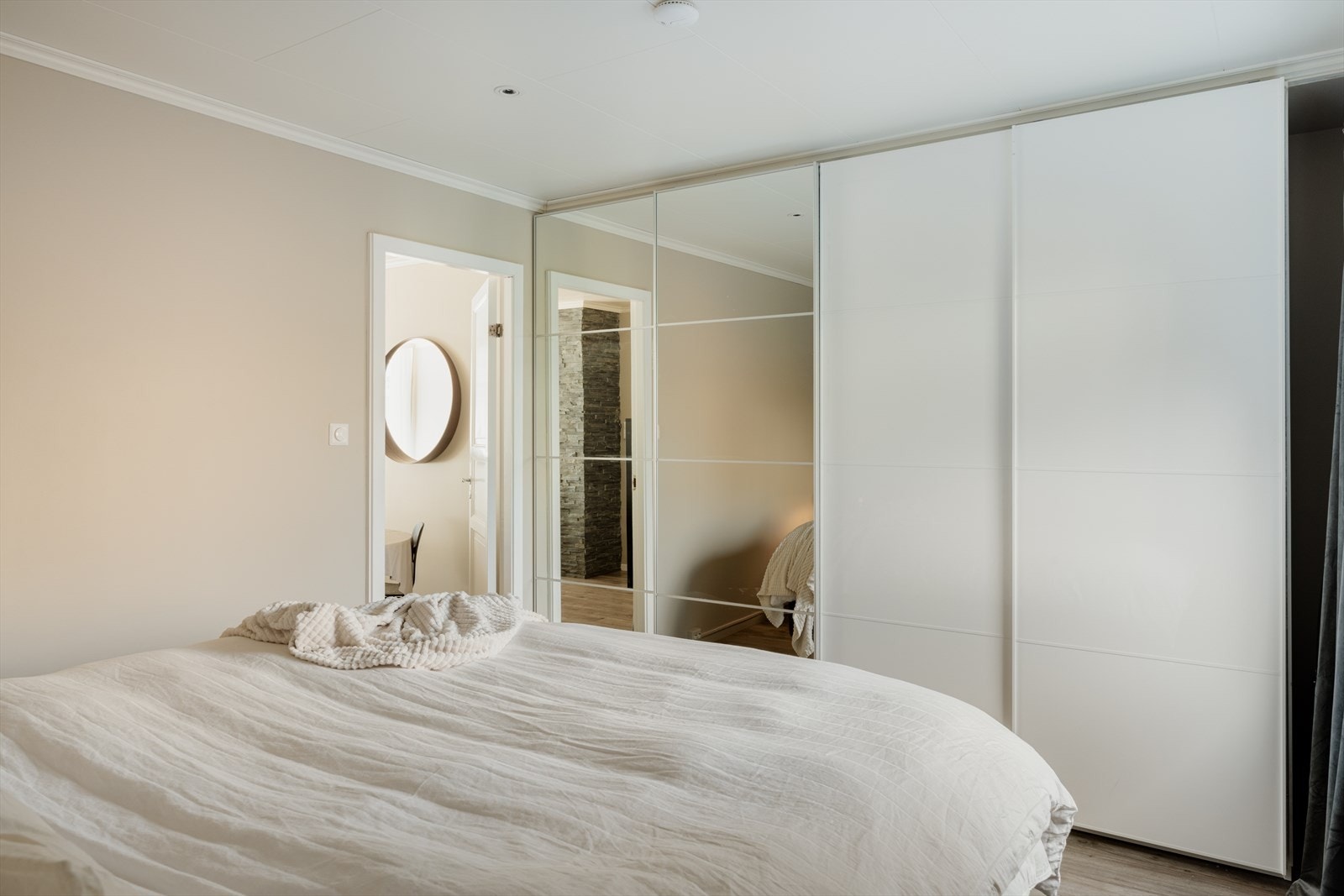 Praktisk garderobeløsning med rikelig oppbevaringsplass. Galleribilde