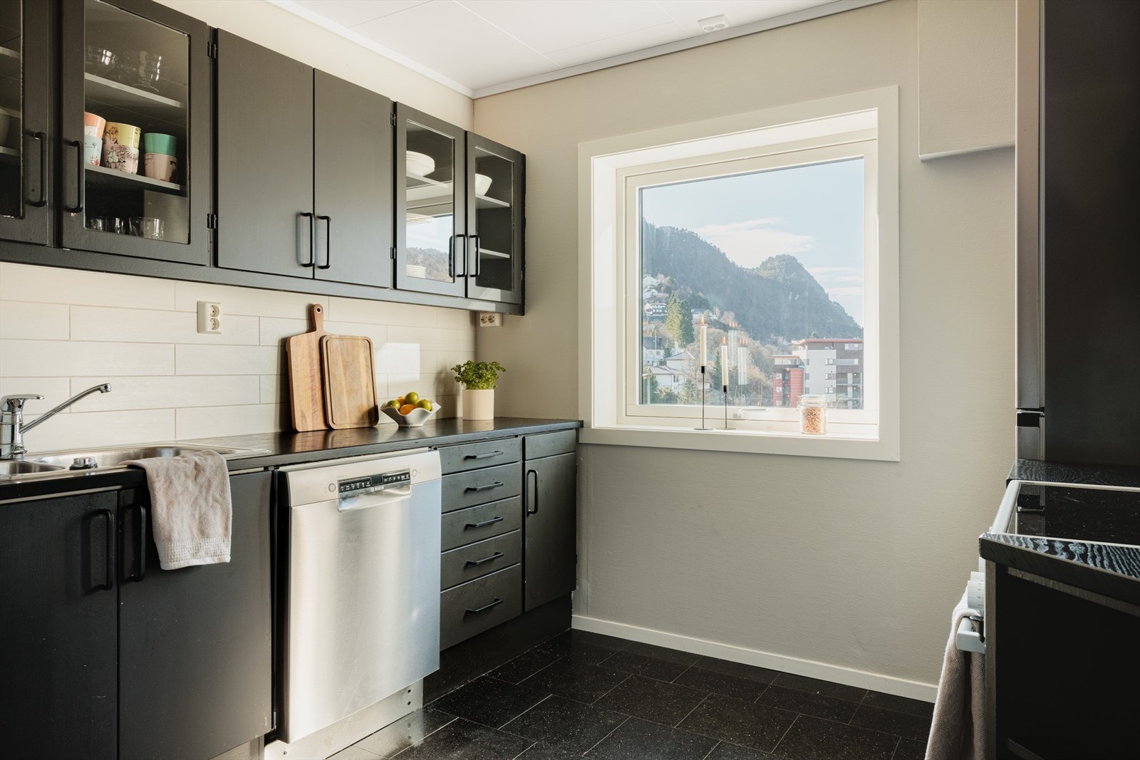 Her består overflatene av fliser på gulv med varmekabler. Galleribilde