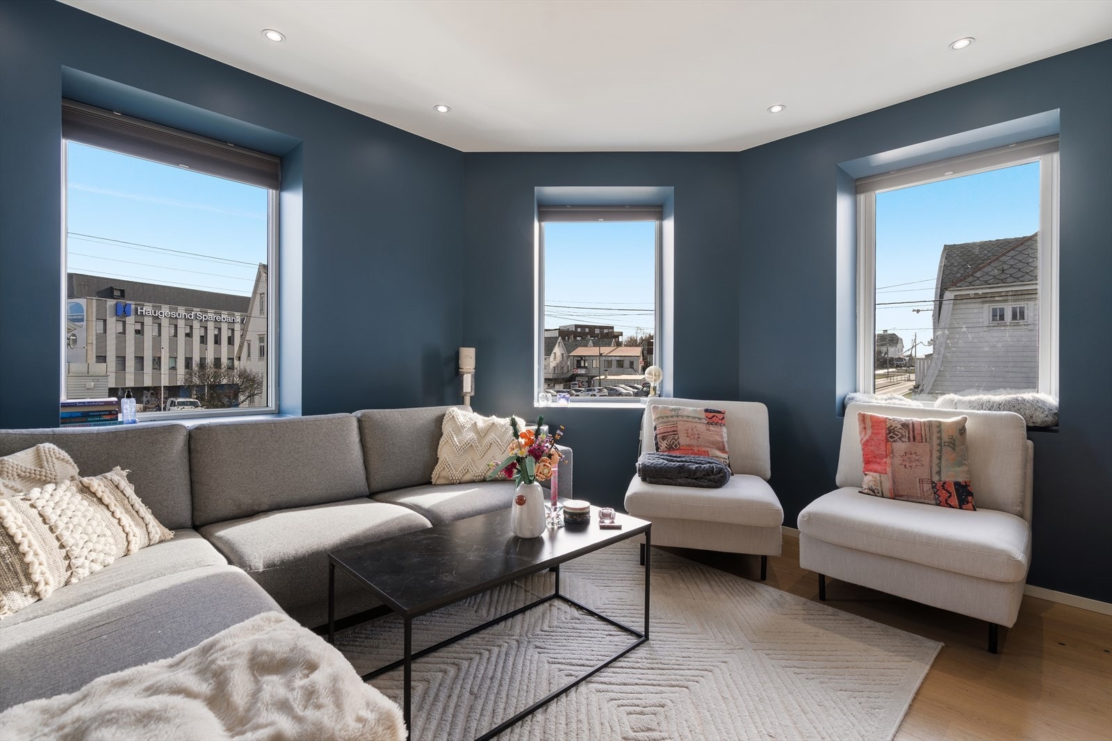 Lys og trivelig stue med downlights-belysning Galleribilde