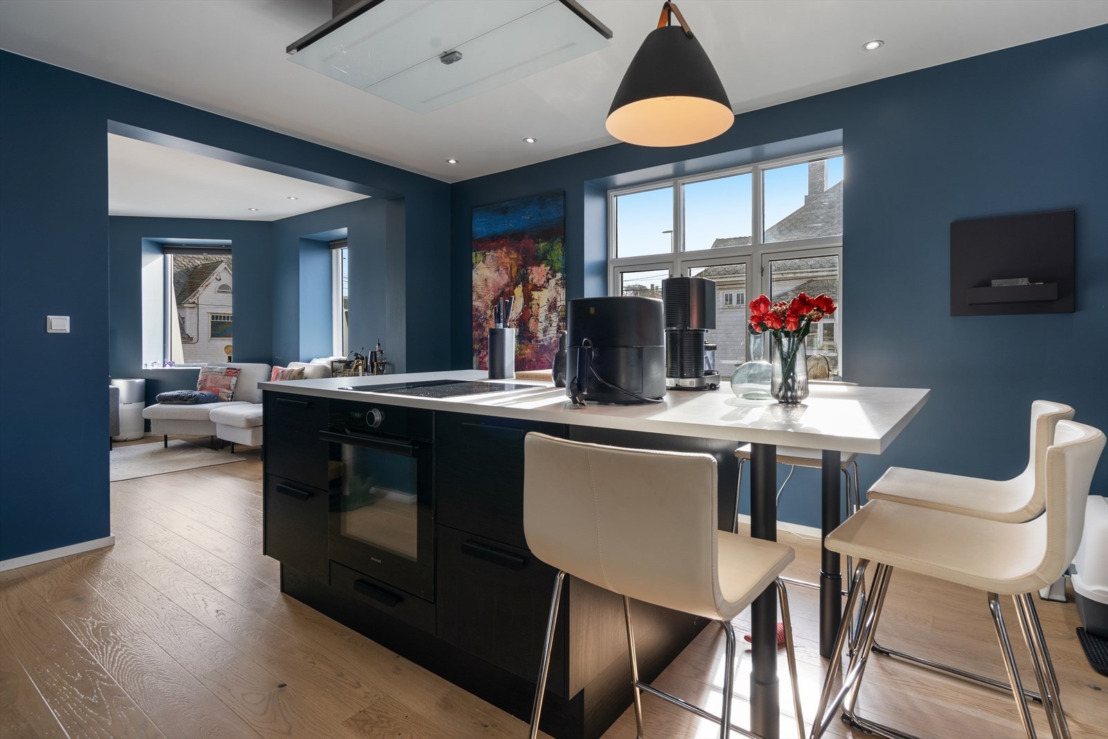 Kjøkkenøy forlenget med spisedel Galleribilde