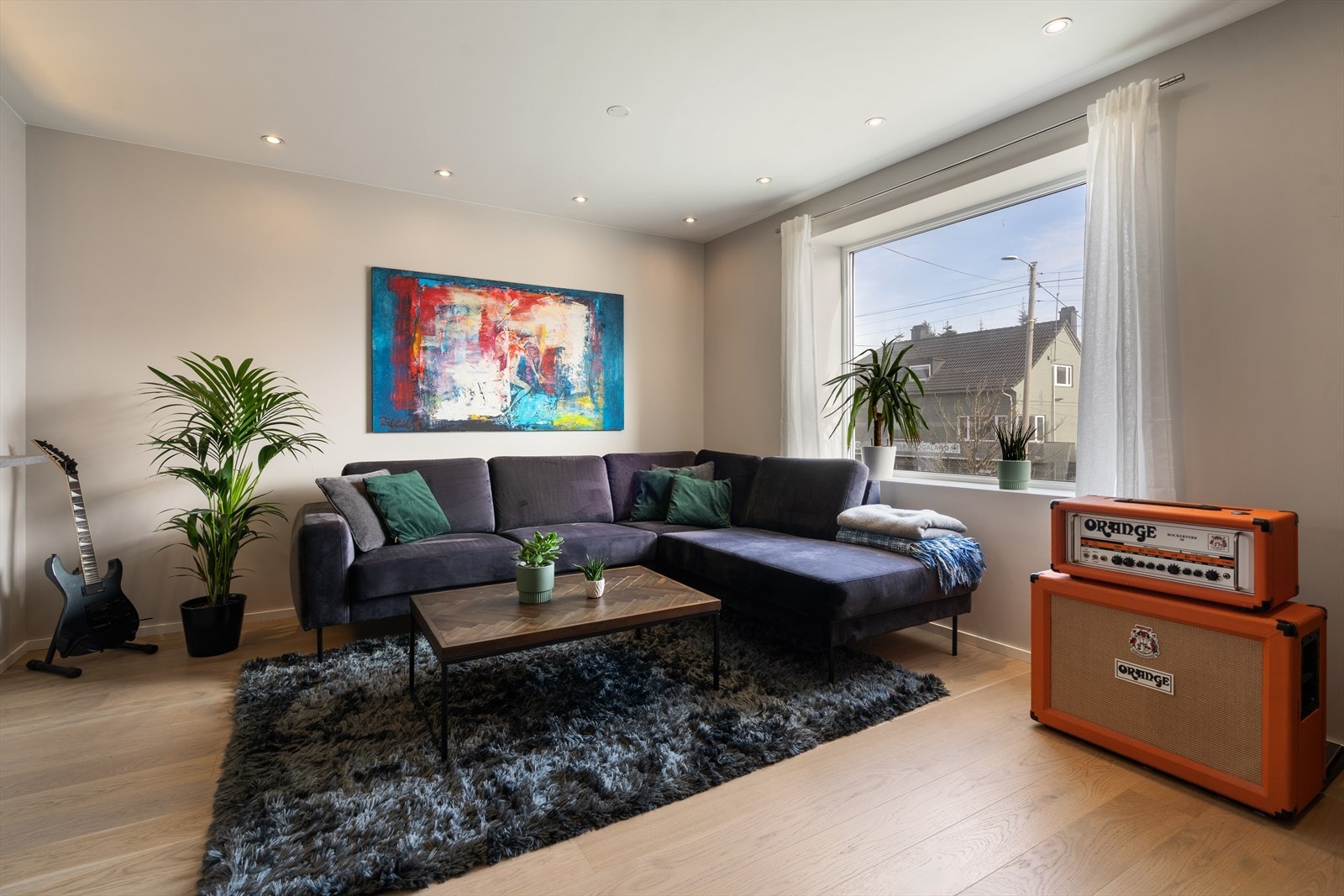 Stue med gode lysforhold og downlights-belysning Galleribilde