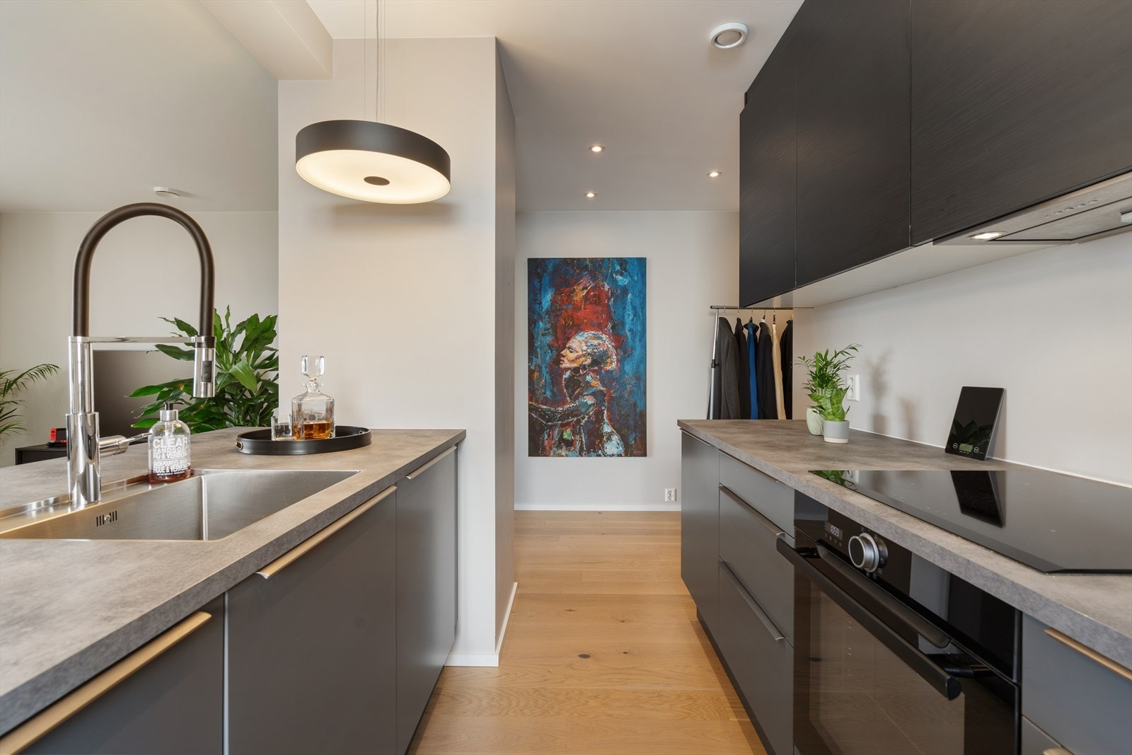 Moderne kjøkken med god skap- og benkeplass Galleribilde