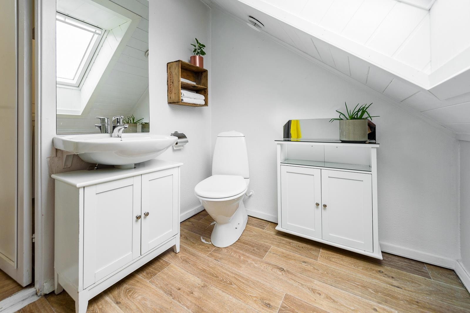 Bad med dusj/vask/wc Galleribilde