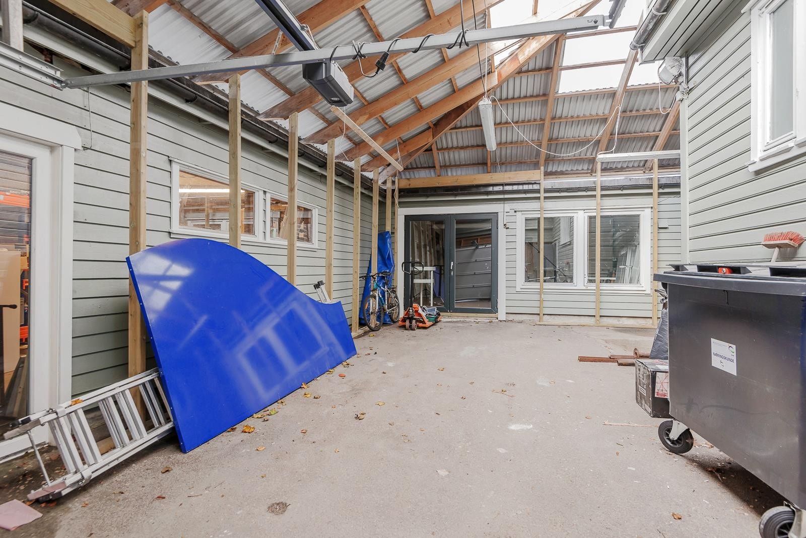 Overbygget bakgård/lager/garasje Galleribilde