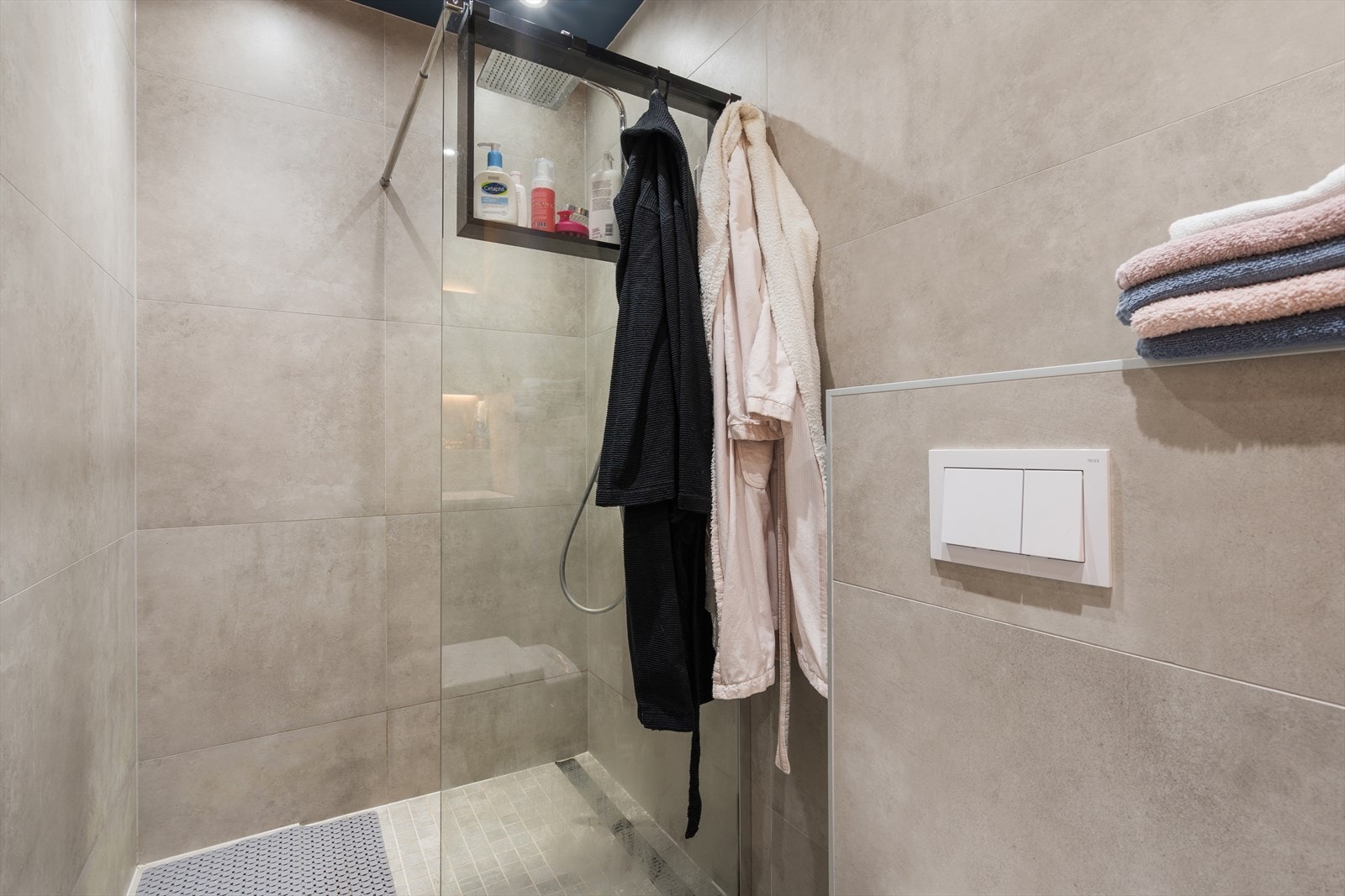 Fliselagt baderom m/dusj/vask/wc Galleribilde