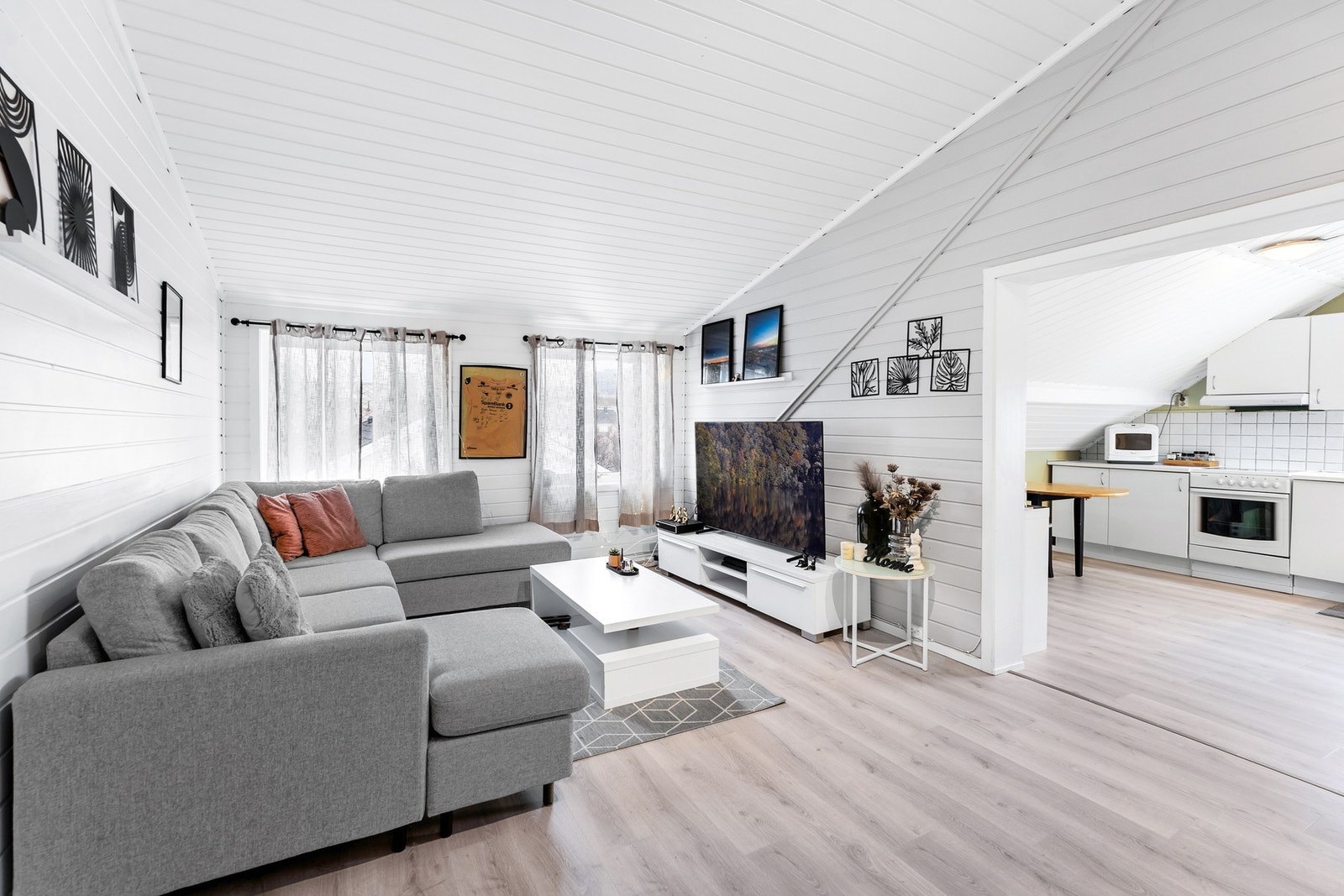 Stue/ spisestue ligger delvis adskilt fra kjøkkenent. Galleribilde