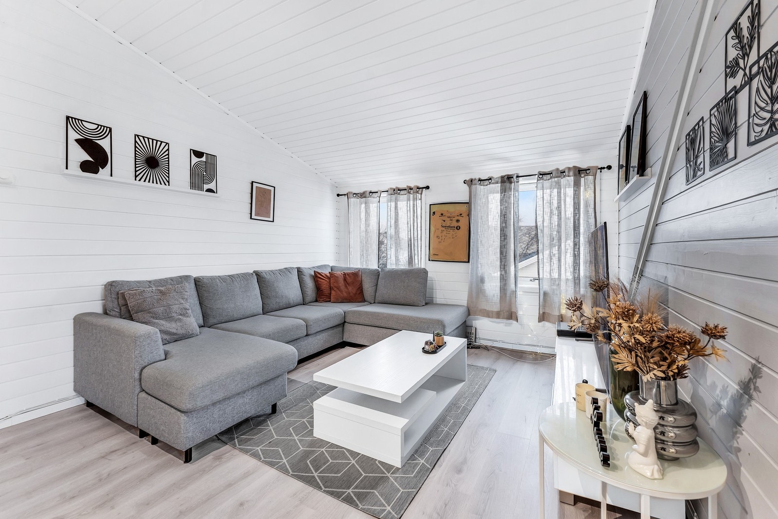 Fast parkering utenfor blokken. Det er i tillegg to gjesteparkeringer. Galleribilde