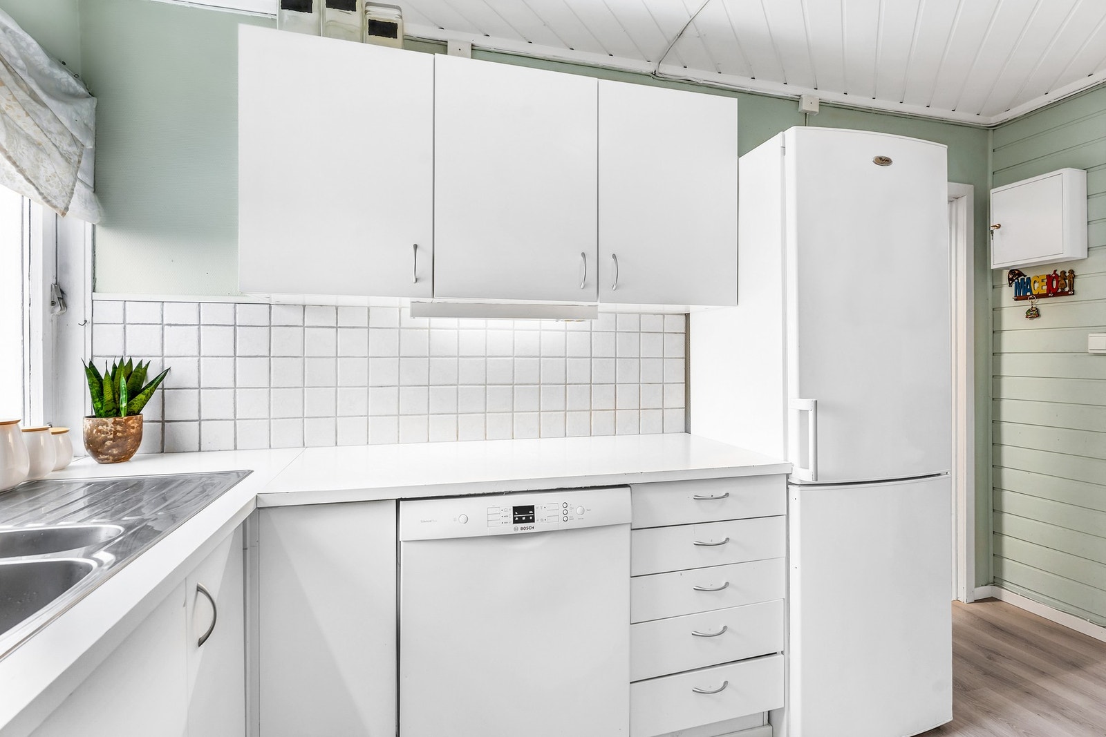 Godt utbygget kjøkken i lys og stilren gjennomførelse. Galleribilde