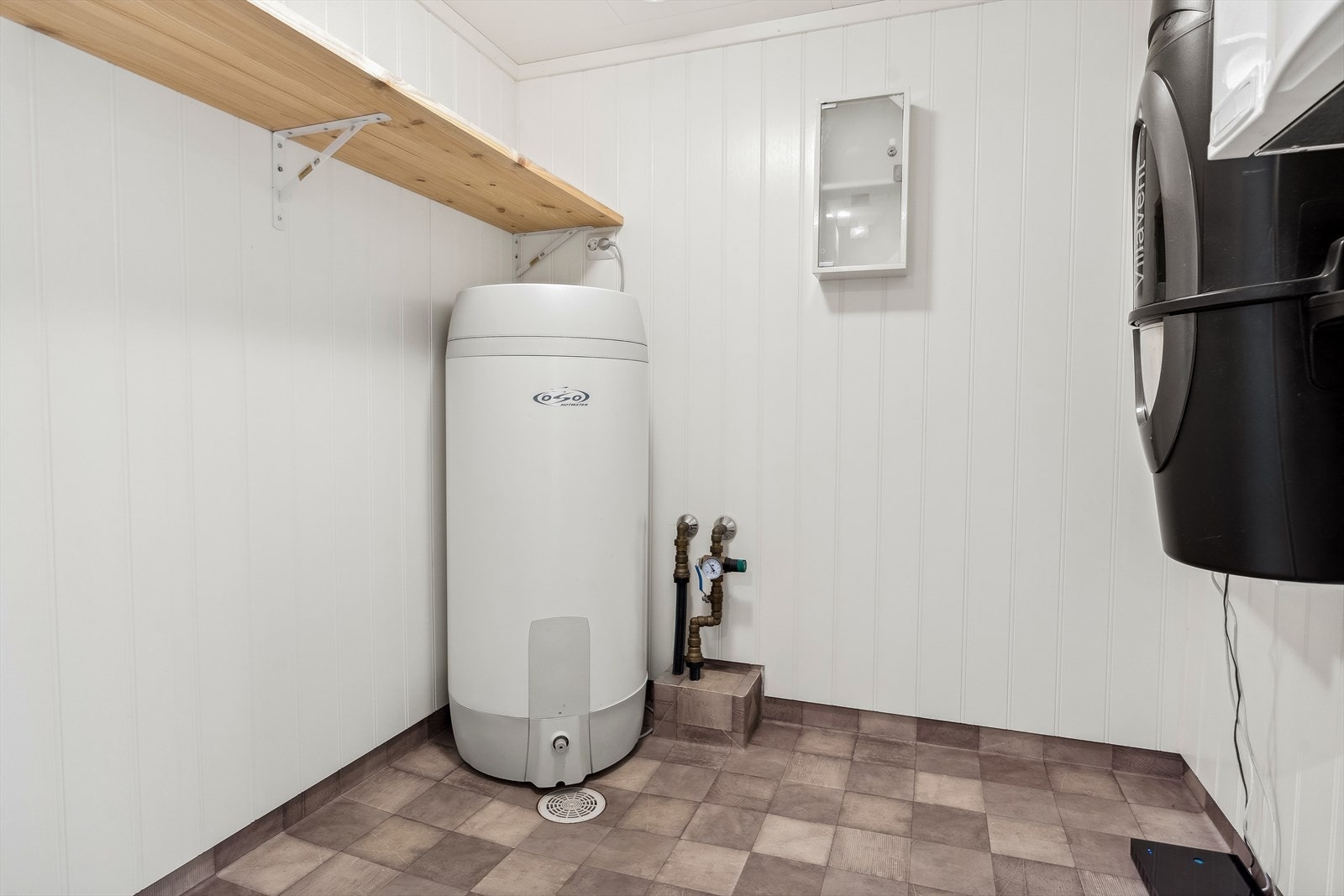 Teknisk rom/bod med golvbelegg og malte plater på veggar Galleribilde