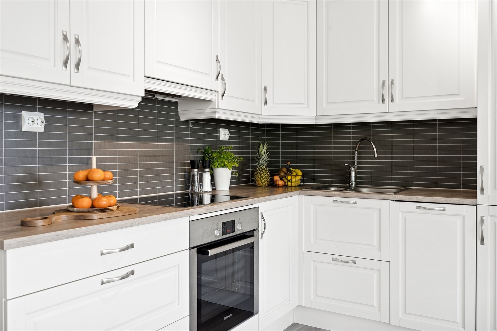 Benkeplate i laminat og kitchenwallplater mellom benk og overskap Galleribilde