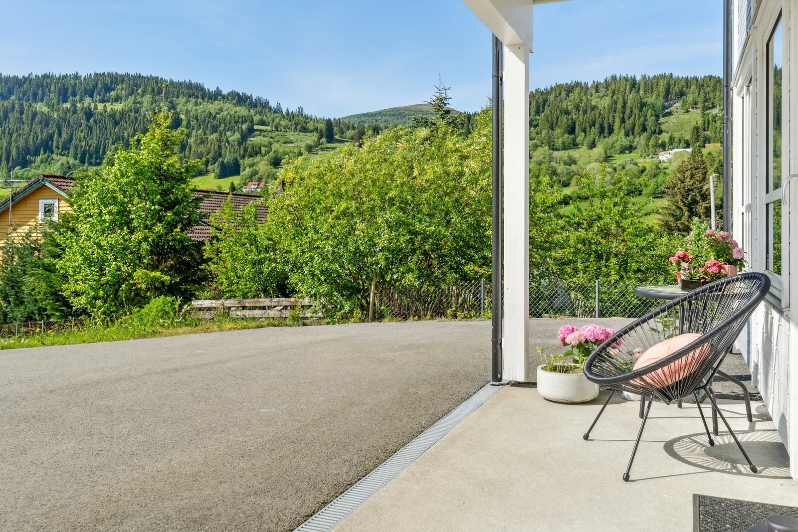 Utsikt mot naturområde og fjellheimen rundt Galleribilde