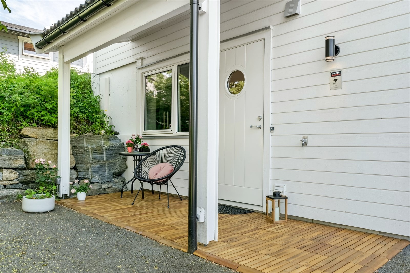 Fint overbygd inngangsparti med nye floortiles Galleribilde