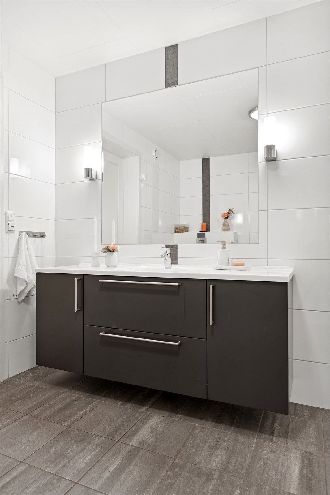 Spegel på vegg med gode lys Galleribilde