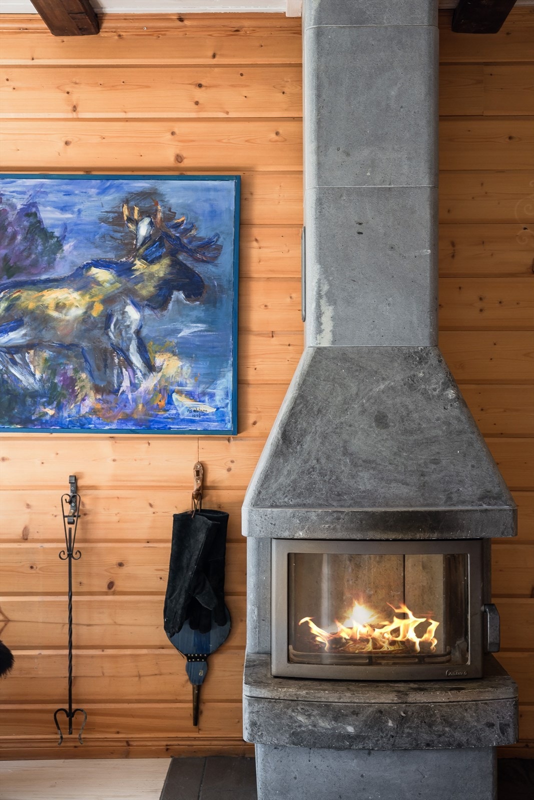 Som et fint midtpunkt i stuen har du en flott peis med peisinnsats som både gir god varme og bidrar til ekstra hygge. Galleribilde