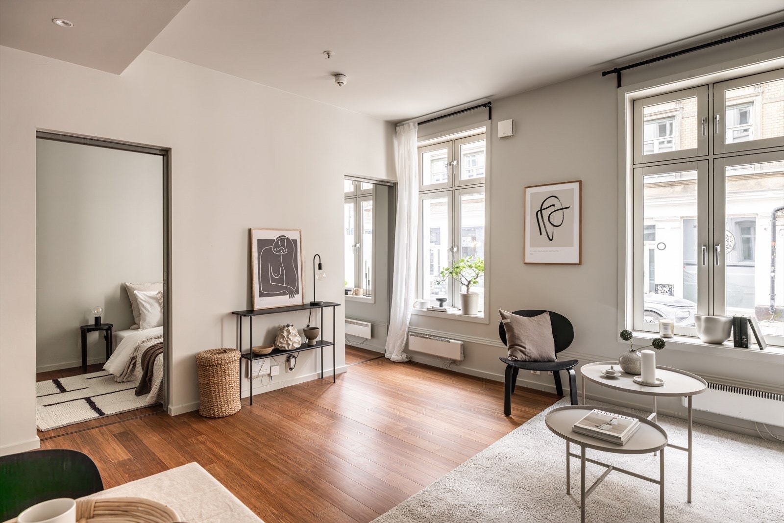 Lys og romslig stue med god plass til både sofagruppe og spisebord. Galleribilde