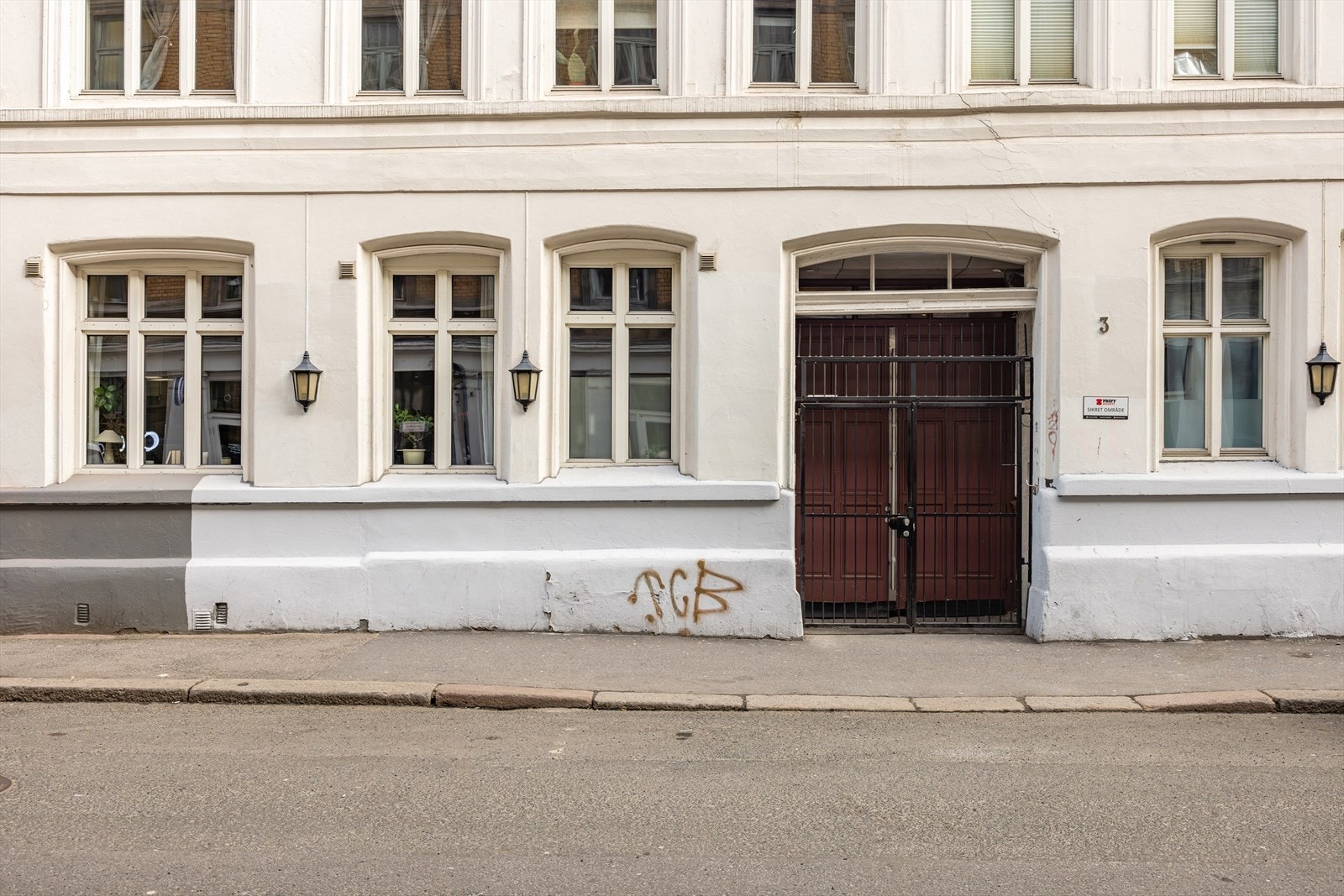 Adkomsten til bygården går via en klassisk smijernsport som leder inn til en hyggelig bakgård. Fasaden har et tidstypisk uttrykk med store vinduer og dekorative detaljer, som gir bygget en historisk sjarm. Galleribilde